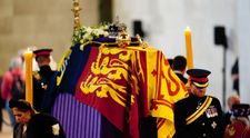 Prințul Harry a primit dispensă pentru a purta uniformă la priveghiul reginei, însă ținuta a fost modificată