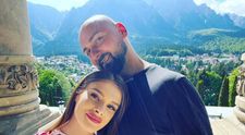 Alex Marcu, sfâșiat de durere la înmormântarea Teodorei. Ce gest a făcut bărbatul în timp ce sicriul cu trupul neînsuflețit al soției sale era coborât în groapă