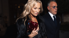 Cum a fost surprinsă Kate Moss în fața Hotelului Ritz din Paris, după o prezentare la Haute Couture Fashion Week
