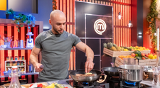 Masterchef, 16 septembrie. Chef Florin Dumitrescu a făcut ”militărie” cu Marius Vulpe: ”Vrei să vezi un antrenament de bucătar?” Ce reacții au chefii când îl văd făcând flotări în bucătărie