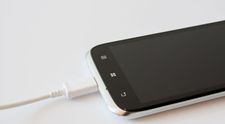 Cum sa-ti cureti telefonul fara sa-l desfaci. Trucul care te va ajuta sa prelungesti viata smartphone-ului