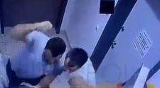 Imagini care îți dau fiori într-un magazin din Roman. Un bărbat este lovit cu pumnii și picioarele de către trei tineri