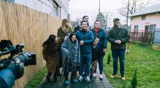 Visuri la cheie, 4 martie 2026. S-a mutat autocarul, iar familia Niculae din comuna Tărtășești pășește în curte. Reacția bunicii te emoționează până la lacrimi: „Asta-i casa noastră, mamă?”