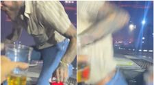 Artist de renume mondial, moment stânjenitor în timpul concertului! A încercat să ciocnească paharul cu un fan, dar căzut de pe scenă VIDEO