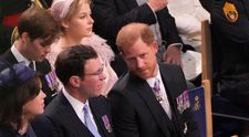 Un cititor pe buze dezvăluie ce comentariu acid a făcut prințul Harry la încoronarea regelui Charles al III-lea
