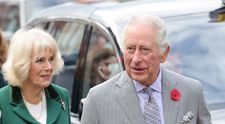 Regele Charles III și soția Camilla, atacați cu ouă în timpul unei vizite la York. Protestatarul a fost arestat