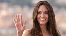 Angelina Jolie, schimbare radicală de look. S-a întors la părul blond și pare cu 10 ani mai tânără