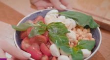 (P) Boluri mexicane cu carne de curcan, salata Caprese cu naut si spuma de ciocolata