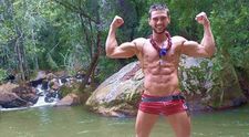 Dorian Popa, mandru de familia sa. Cantaretul s-a fotografiat alaturi de bunica sa