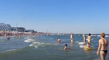 Un copil de 6 ani a fost mușcat de o turistă pe plaja din Năvodari. Femeia s-a înfuriat după ce copilul a stropit-o involuntar, în timp ce ea își făcea poze