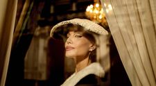 Pelicula ”MARIA” pe VOYO!  Angelina Jolie, în rolul celebrei Maria Callas. Filmul explorează ultimele zile din viața sopranei