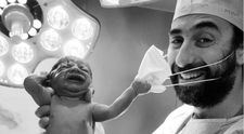 Este fotografia anului! Un nou-născut smulge masca doctorului, imediat după a fost născut