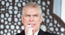 Andrew a fost eliberat după doar 12 ore de când a fost arestat. Fratele Regelui Charles încă nu poate răsufla ușurat. Ancheta și perchezițiile continuă