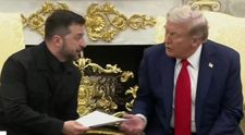 Cum a reacționat Donald Trump în momentul în care Volodimir Zelenski i-a oferit o scrisoare pentru Melania: „Nu pentru dumneavoastră”