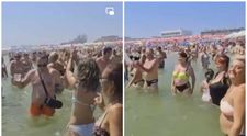 Un român a intrat cu boxa în mare, a pus manele la maximum și s-a încins o petrecere în valuri. Cum se petrece la Eforie