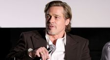 Brad Pitt, asaltat de fani la New York. O femeie din mulțime a reușit cu lejeritate să se pozeze cu celebrul actor