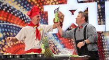 Smiley si Bartos pregatesc shaorma si merg la control prin vagoane in noul sezon al super show-ului 