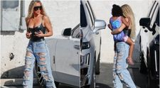 Într-un body de latex mulat și blugi sfâșiați de sus până jos. Cum își duce Khloe Kardashian fetița la gimnastică