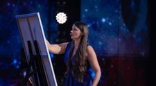 Românii au talent, 8 martie. Mădălina Forțu a cântat o melodie de la Elvis Presley și a desenat în același timp: „Am încredere în Dumnezeu că nu m-a trimis aici în zadar!”