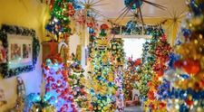 Record absolut! Cum arată casa împodobită cu 605 de brazi de Crăciun. Au fost folosite peste 110.000 de beculețe LED pentru decor