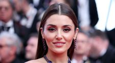 A apărut într-un top cu transparențe, iar fanii spun că ar trebui să-și concedieze stilistul. Hande Erçel a întors toate privirile la Săptămâna Modei de la Paris