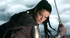 Este o aparitie extrem de sexy, atat pe ecrane cat si pe covorul rosu. Cum arata insa Lady Sif din 