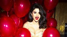 Selena Gomez nu mai e o fata cuminte. Toti s-au grabit sa o fotografieze cand a aparut fara sutien in public si le-a aratat tuturor ca si-a marit sanii