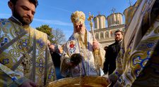 Care este diferența dintre Agheasma mică și Agheasma mare și când se folosește corect fiecare. De ce apa sfințită de Bobotează este specială