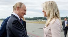 Cine e blonda superbă care l-a întâmpinat pe Vladimir Putin la întâlnirea istorică din Alaska și ce rol are în administrația Trump