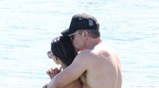 Are 48 de ani, patru nașteri la activ și arată splendid! Soția lui Matt Damon a făcut furori pe o plajă din Grecia! Cum arată barmanița care l-a cucerit pe actor în urmă cu 20 de ani