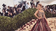 Micul detaliu pe care nu l-au remarcat fanii la rochia actritei Blake Lively, de la evenimentul Met Gala 2018