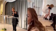 A dat cu fața de pământ! Halle Berry, imagini virale când se împiedică și cade la un eveniment caritabil