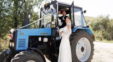 Cine sunt mirii care au mers prin sat cu tractorul? „Oamenii au ieșit la poartă ca să ne filmeze, iar mașinile claxonau”