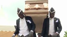 VIDEO Adevărata poveste a videoclipului groparilor ghanezi care dansează cu sicriul. Mulți oameni plătesc bani grei pentru asta