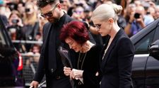 Scene tragice la funeraliile lui Ozzy Osbourne. Soția lui, Sharon, a izbucnit în plâns, îngenuncheată de durere