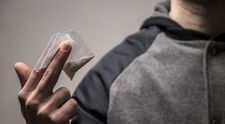 Un tânăr din Maramureș a cumpărat aspirină de 8.000 de lei, crezând că este cocaina. S-a dus la Poliție