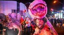 O petrecere uriaşă de Halloween s-a încheiat tragic! Mai mulţi participanţi au ajuns la spital, după ce au leșinat brusc