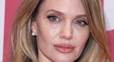 Angelina Jolie, apariție ireală pe covorul roșu. Ce pantofi a asortat la rochia transparentă