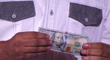 Un numar de magie fenomenal, chiar sub ochii uimiti ai juratilor. Un fost militar transforma bancnotele de 1 $ in unele de 100 de $, apoi le face sa dispara