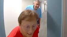 Și-a surprins vecinii cum se plimbă obsesiv prin fața apartamentului ei, iar motivul a șocat-o! Gestul făcut de o femeie, viral pe internet VIDEO
