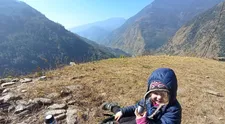 Cine este Zara, fetița de 4 ani care a urcat pe muntele Everest. Cum au pregătit-o  părinții pentru drumeția în Himalaya
