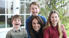 Prima fotografie cu Kate Middleton de la operația misterioasă: “Prea slăbită ca să stea în picioare, mascată de cei trei copii”