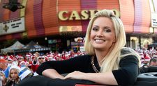 Apariția cu care un fost iepuraș Playboy a atras atenția tuturor. Cum a ieșit la plimbare cu cățelul