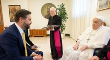 Vicepreședintele JD Vance, ”învinuit” de moartea Papei Francisc, fiind ultimul diplomat care l-a văzut în viață. ”Papa l-a văzut pe Vance și a renunțat la umanitate”