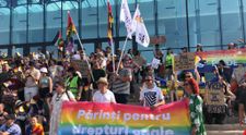 Chiar dacă a fost interzis de primărie, marșul Oradea Pride 2025 tot a avut loc! Conflicte între susținătorii LGBTQ+ și jandarmi. ”E o rușine ce se întâmplă”