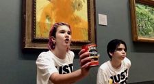 2 adolescenți au aruncat la Londra cu supă de roșii peste tabloul original a lui Van Gogh