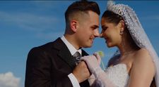 Cine sunt tinerii care și-au organizat o nuntă de peste 1 milion de euro la Caransebeș.  Petrecerea a durat trei zile, iar printre artiștii invitați s-au numărat: Andra, Holograf, Vali Vijelie, Adrian Minune și Georgiana Lobonț