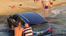 Un român a ajuns cu mașina în mare, într-o stațiune dinThassos. Imaginea care a stârnit comentarii amuzante: „S-a grăbit să fie primul la șezlong”