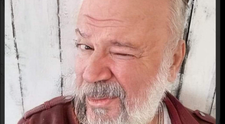 ”Moșule”, ce tânăr ești! Îl recunoașteți? E unul dintre cei mai carismatici artiști din România: ”Mă duc să prind pensia...”