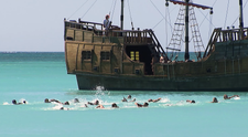 Incident dramatic din primele clipe la Survivor România 2025! Concurenții Survivor România 2025 trebuie să ajungă înot la Domnu Dan, dar unul este pe cale să cedeze și trebuie salvat! ”Nu mai pot!”